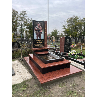Пам'ятник військовому з червоного граніту